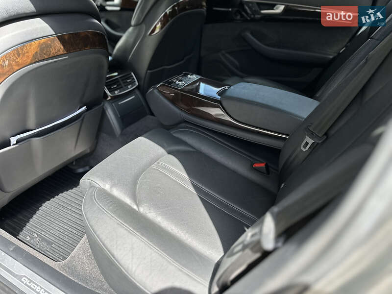 Седан Audi A8 2015 в Львові