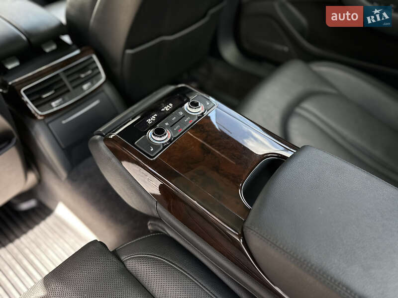 Седан Audi A8 2015 в Львові