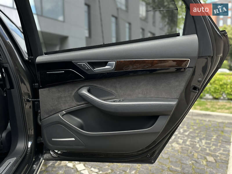 Седан Audi A8 2015 в Львові