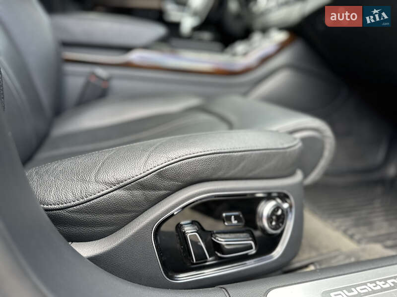 Седан Audi A8 2015 в Львові