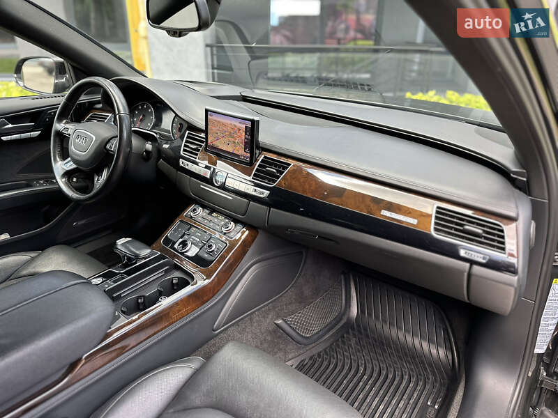 Седан Audi A8 2015 в Львові