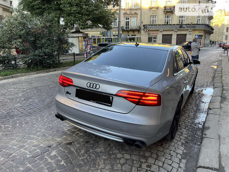 Седан Audi A8 2017 в Львове