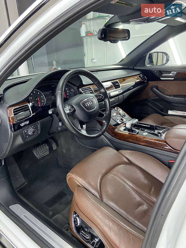 Седан Audi A8 2012 в Львове