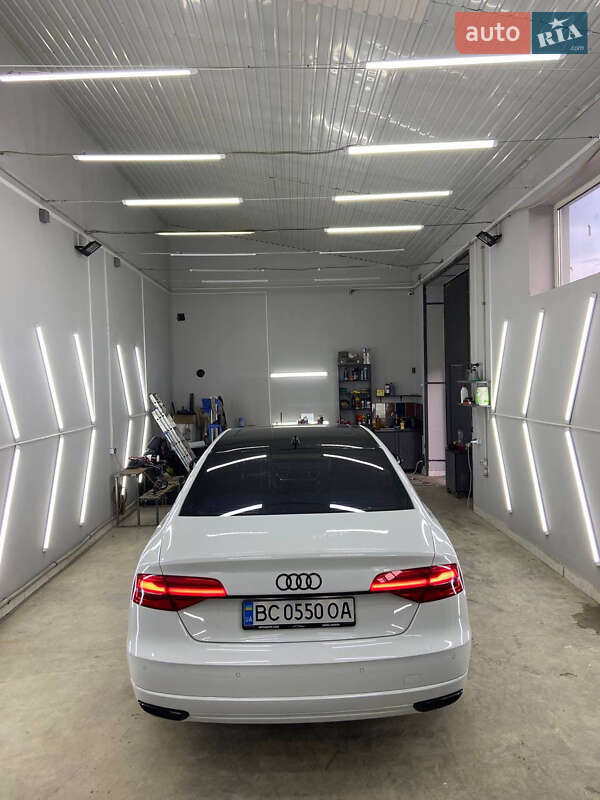 Седан Audi A8 2012 в Львове
