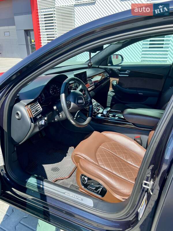 Седан Audi A8 2015 в Львове