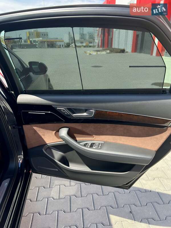 Седан Audi A8 2015 в Львове