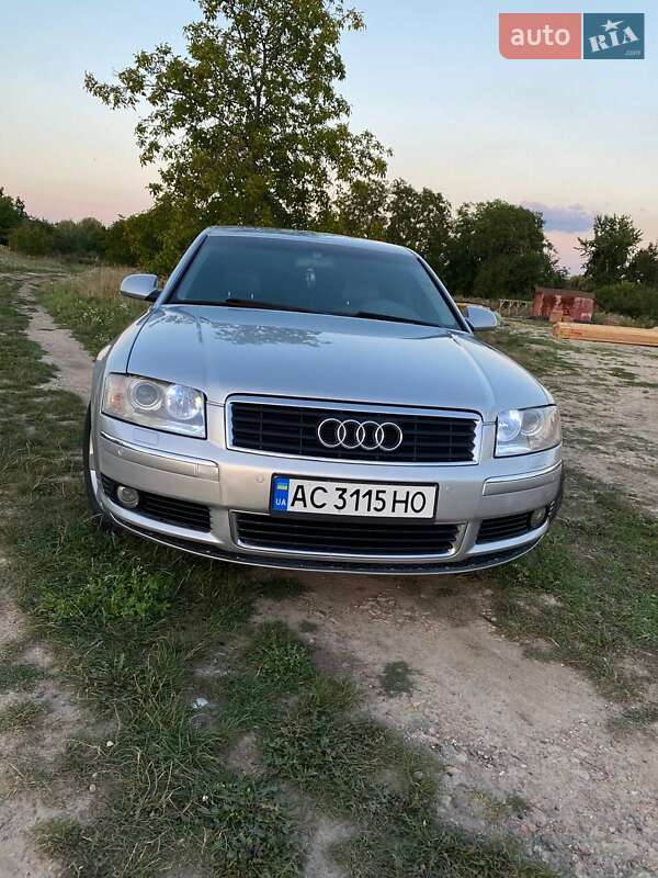 Седан Audi A8 2004 в Нововолынске