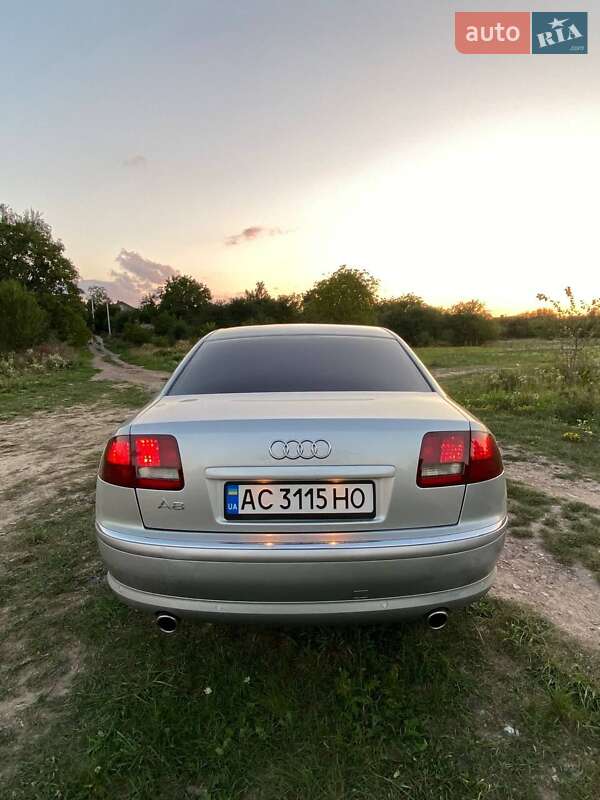Седан Audi A8 2004 в Нововолынске