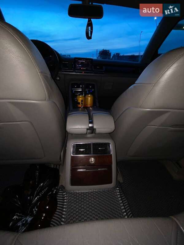 Седан Audi A8 2004 в Нововолынске