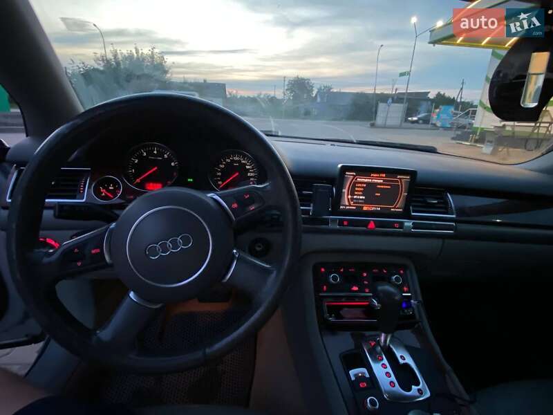 Седан Audi A8 2004 в Нововолынске