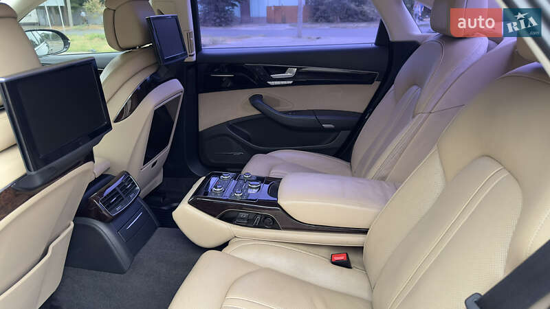Седан Audi A8 2012 в Полтаві