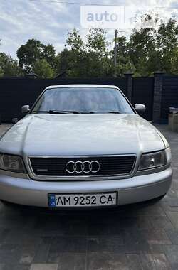 Седан Audi A8 1996 в Малині