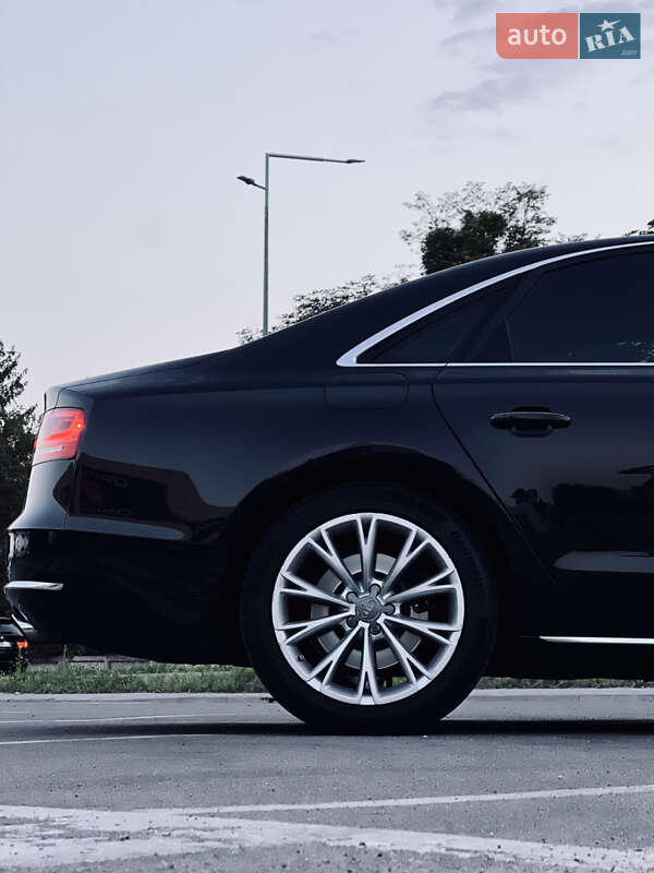 Седан Audi A8 2013 в Ровном