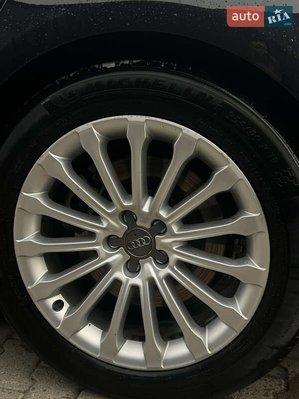 Седан Audi A8 2014 в Львове