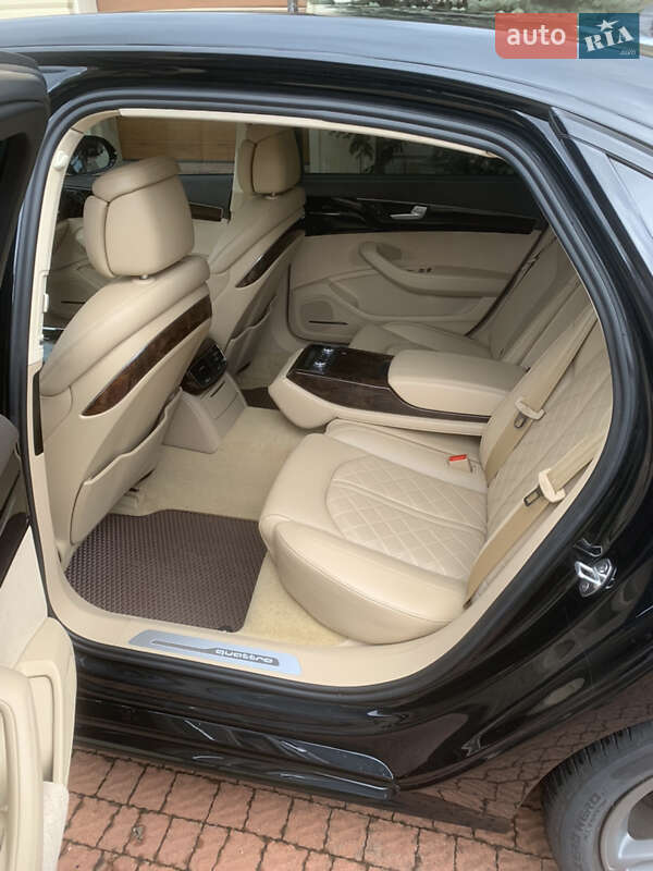 Седан Audi A8 2017 в Львові