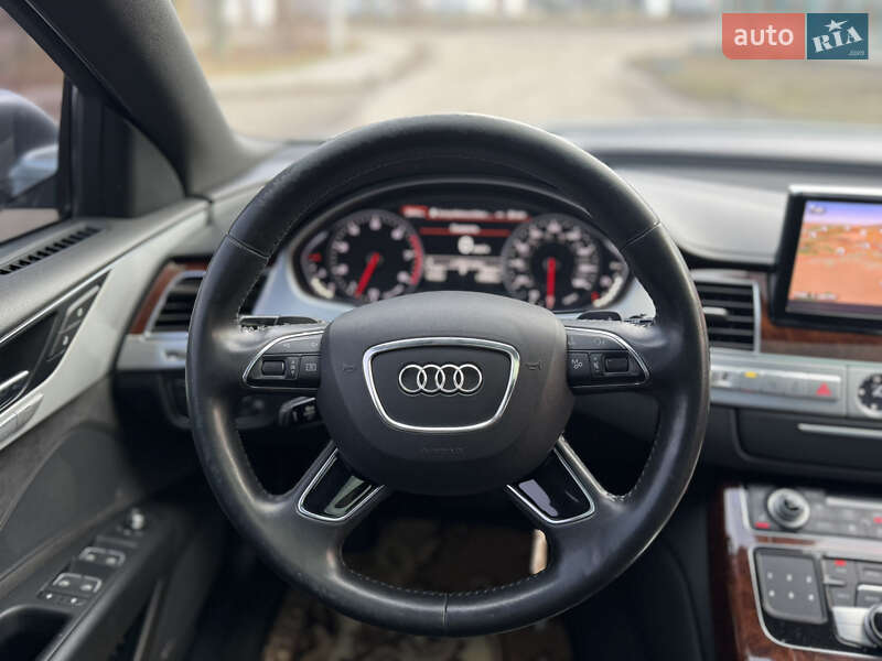 Седан Audi A8 2012 в Полтаві