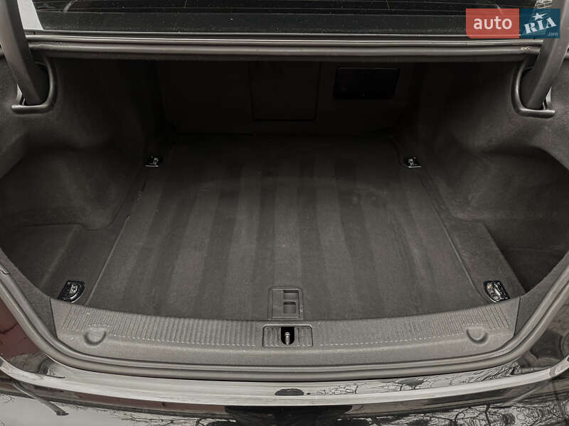 Седан Audi A8 2014 в Киеве