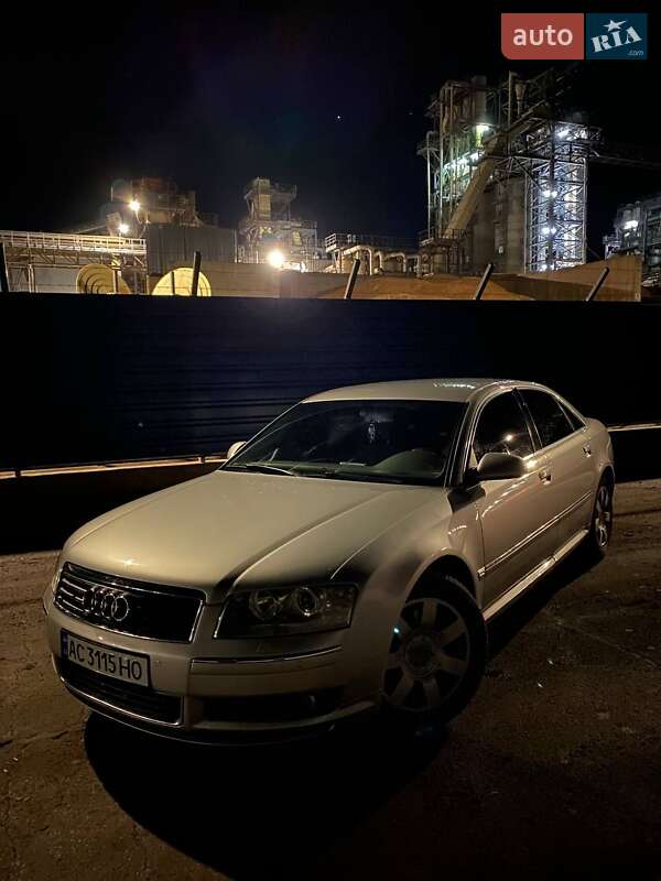 Седан Audi A8 2004 в Нововолынске