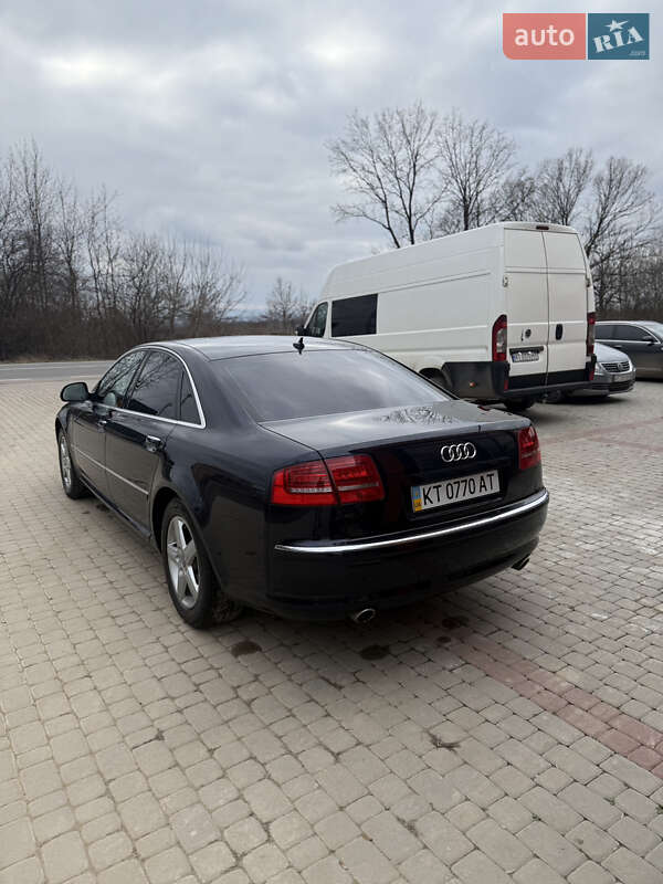 Седан Audi A8 2008 в Снятині