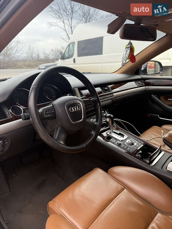 Седан Audi A8 2008 в Снятині