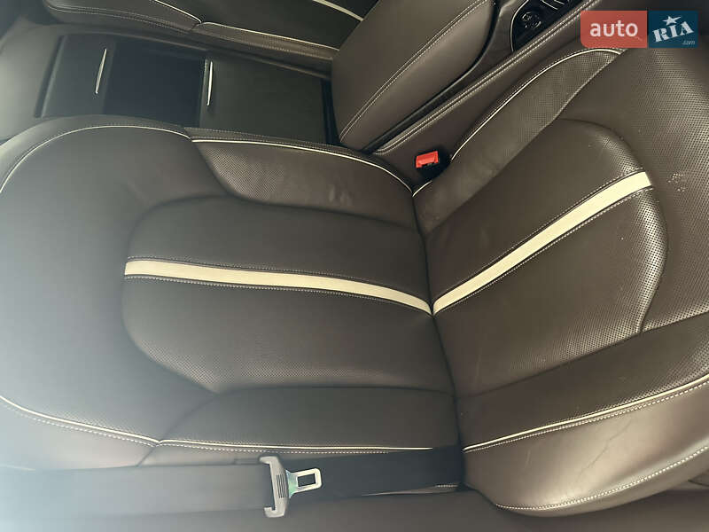 Седан Audi A8 2012 в Днепре