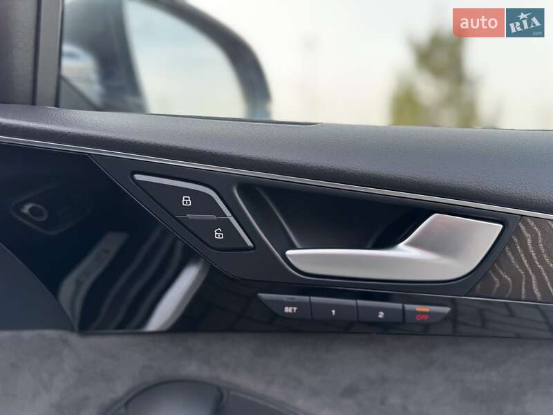 Седан Audi A8 2015 в Дрогобыче