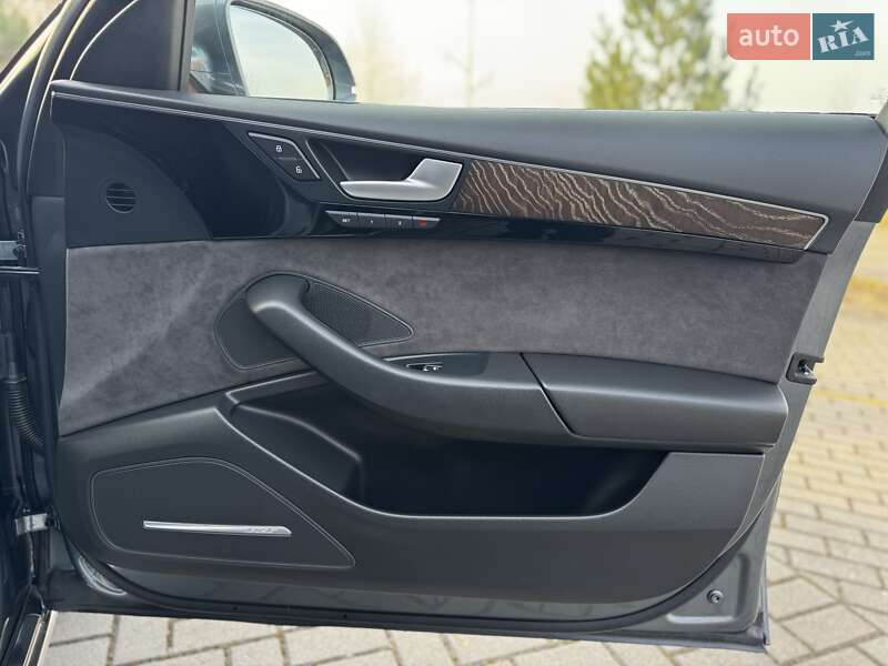 Седан Audi A8 2015 в Дрогобыче