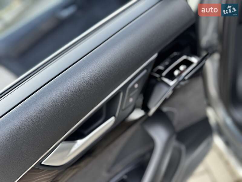 Седан Audi A8 2015 в Дрогобыче