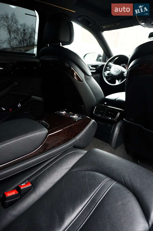 Седан Audi A8 2014 в Виннице