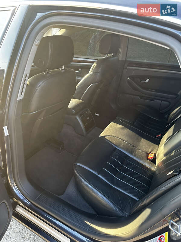 Седан Audi A8 2005 в Хусте