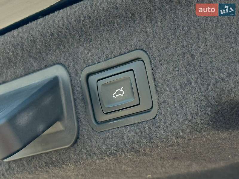Седан Audi A8 2012 в Кривом Роге
