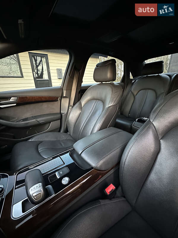 Седан Audi A8 2014 в Львове