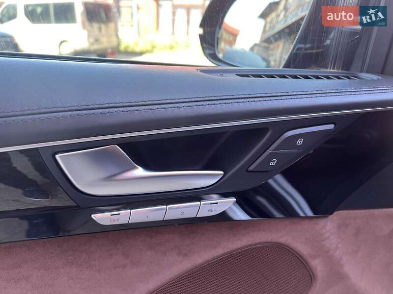 Седан Audi A8 2012 в Львове