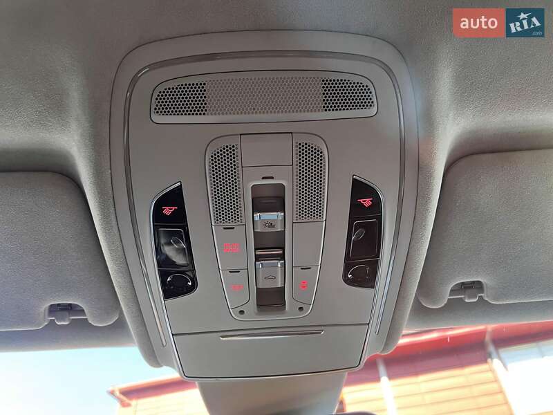 Седан Audi A8 2012 в Львове