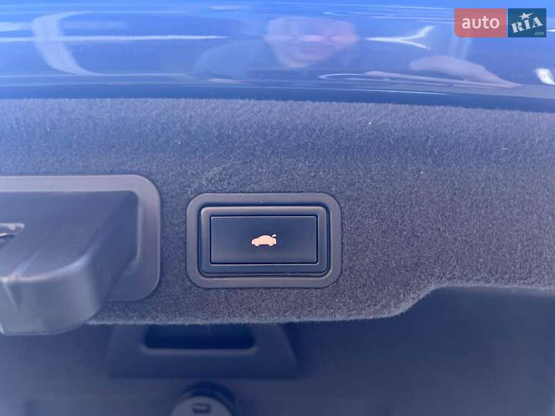 Седан Audi A8 2012 в Львове