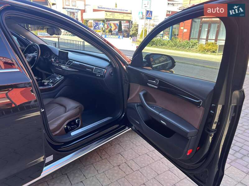 Седан Audi A8 2012 в Львове
