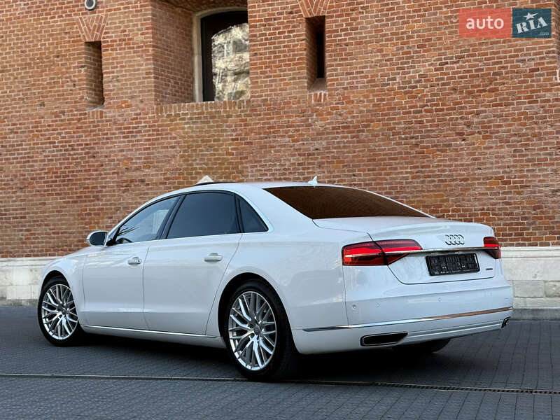 Седан Audi A8 2015 в Львове