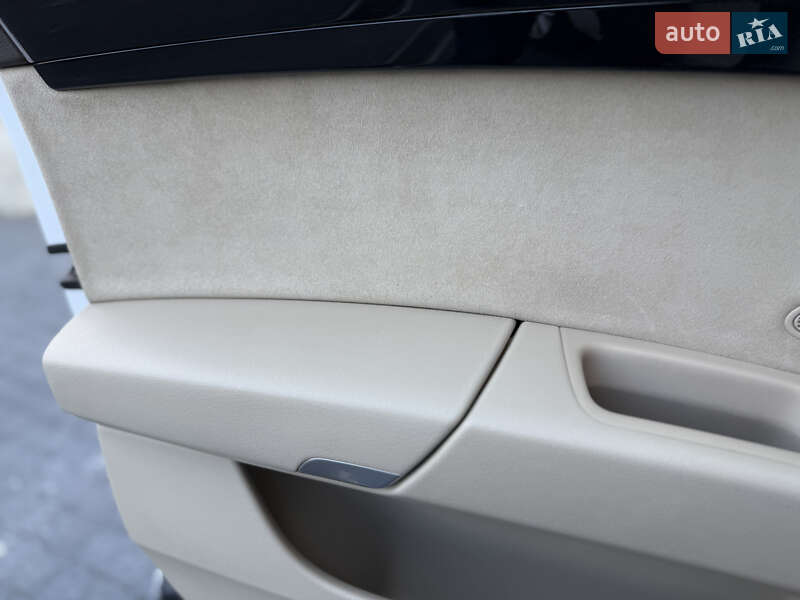 Седан Audi A8 2015 в Львове