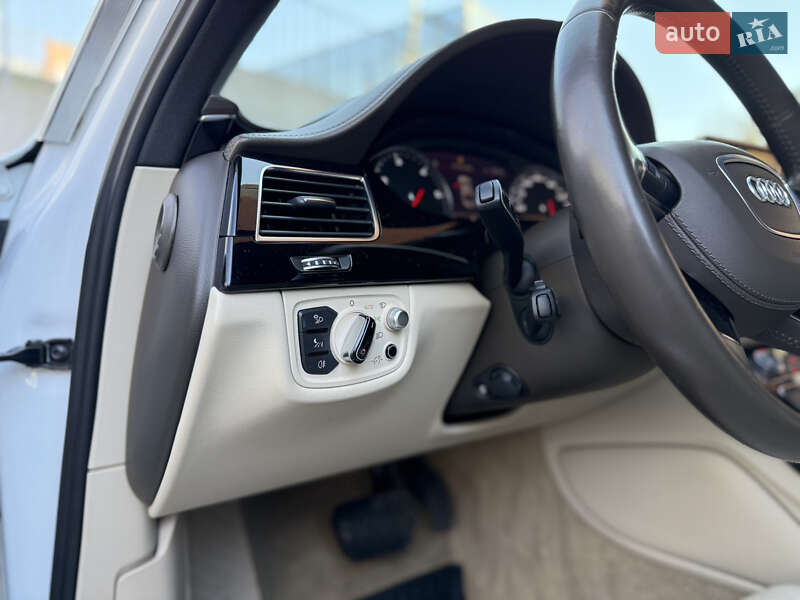 Седан Audi A8 2015 в Львове