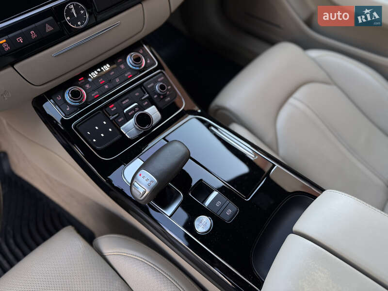 Седан Audi A8 2015 в Львове