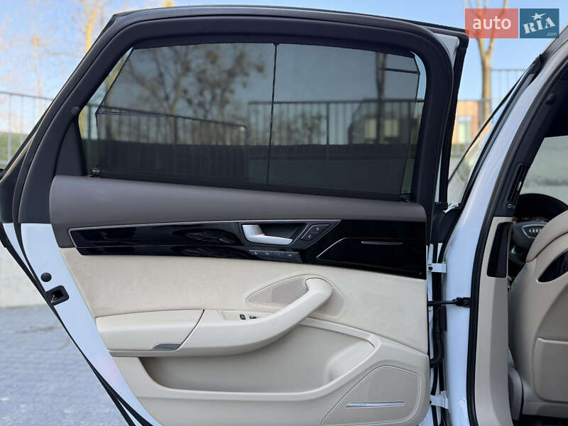 Седан Audi A8 2015 в Львове