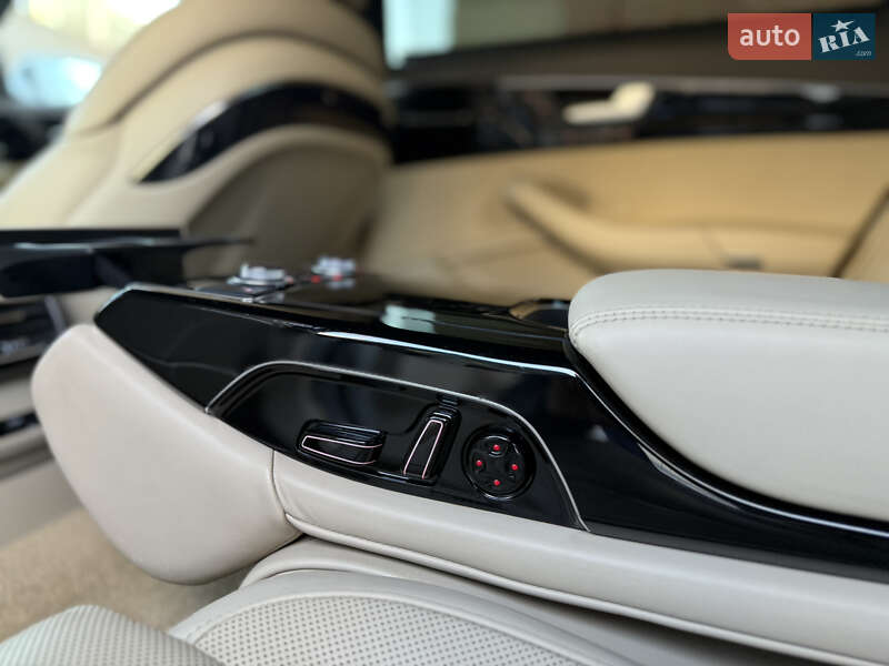 Седан Audi A8 2015 в Львове