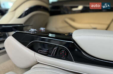 Седан Audi A8 2015 в 
