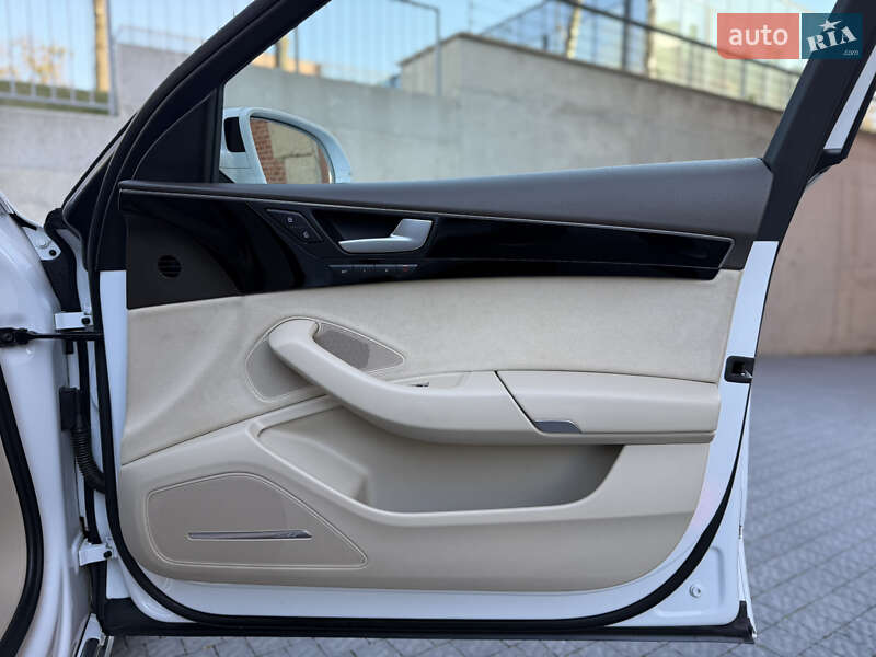 Седан Audi A8 2015 в Львове