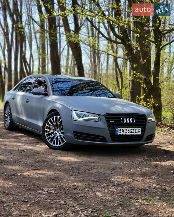 Седан Audi A8 2012 в Знаменке