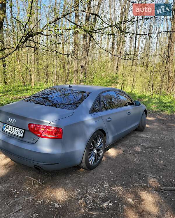 Седан Audi A8 2012 в Знаменке