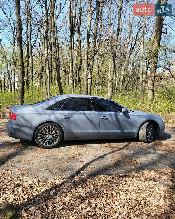 Седан Audi A8 2012 в Знаменке