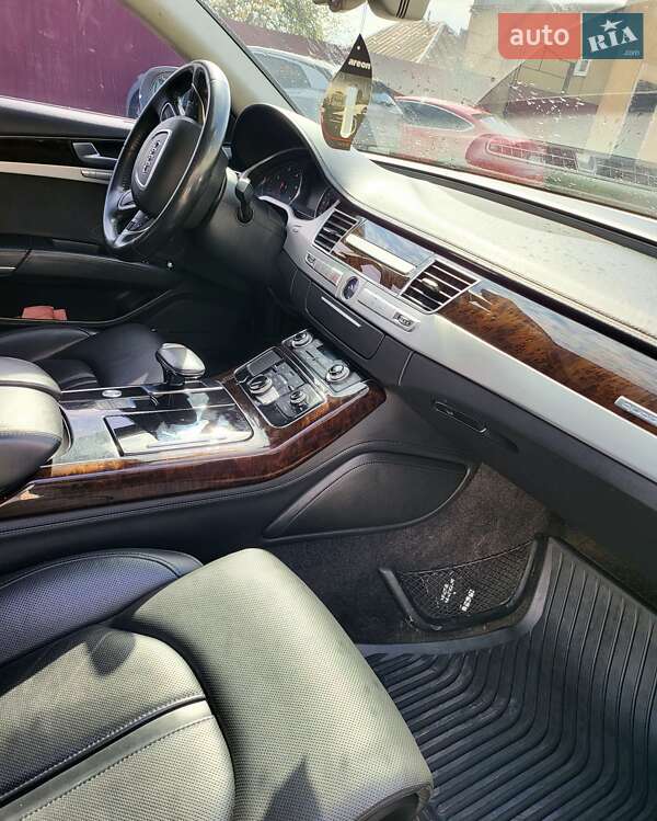 Седан Audi A8 2012 в Знаменке