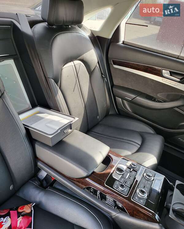 Седан Audi A8 2012 в Знаменке