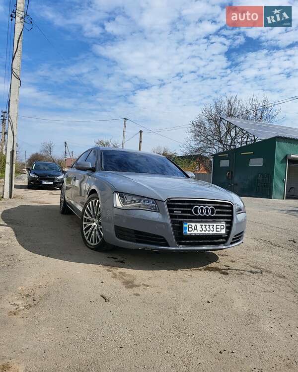 Седан Audi A8 2012 в Знаменке